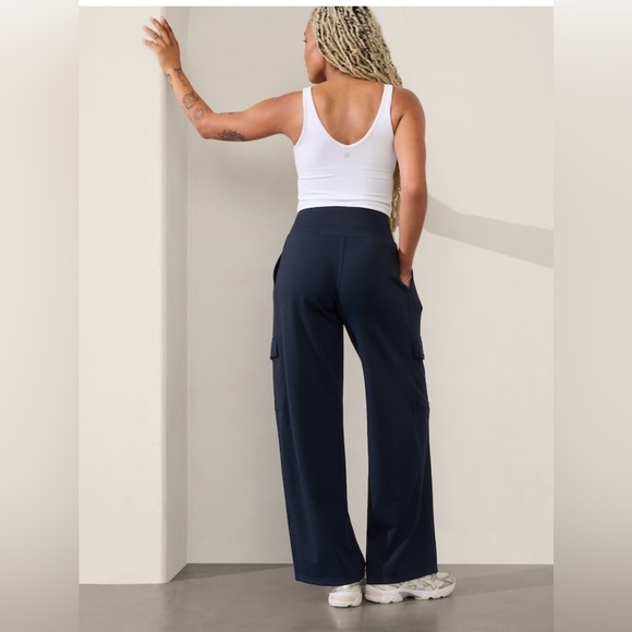 NWOT-Athleta Navy Venice Cargo Wide Leg Pant, Small - Picture 3 of 12